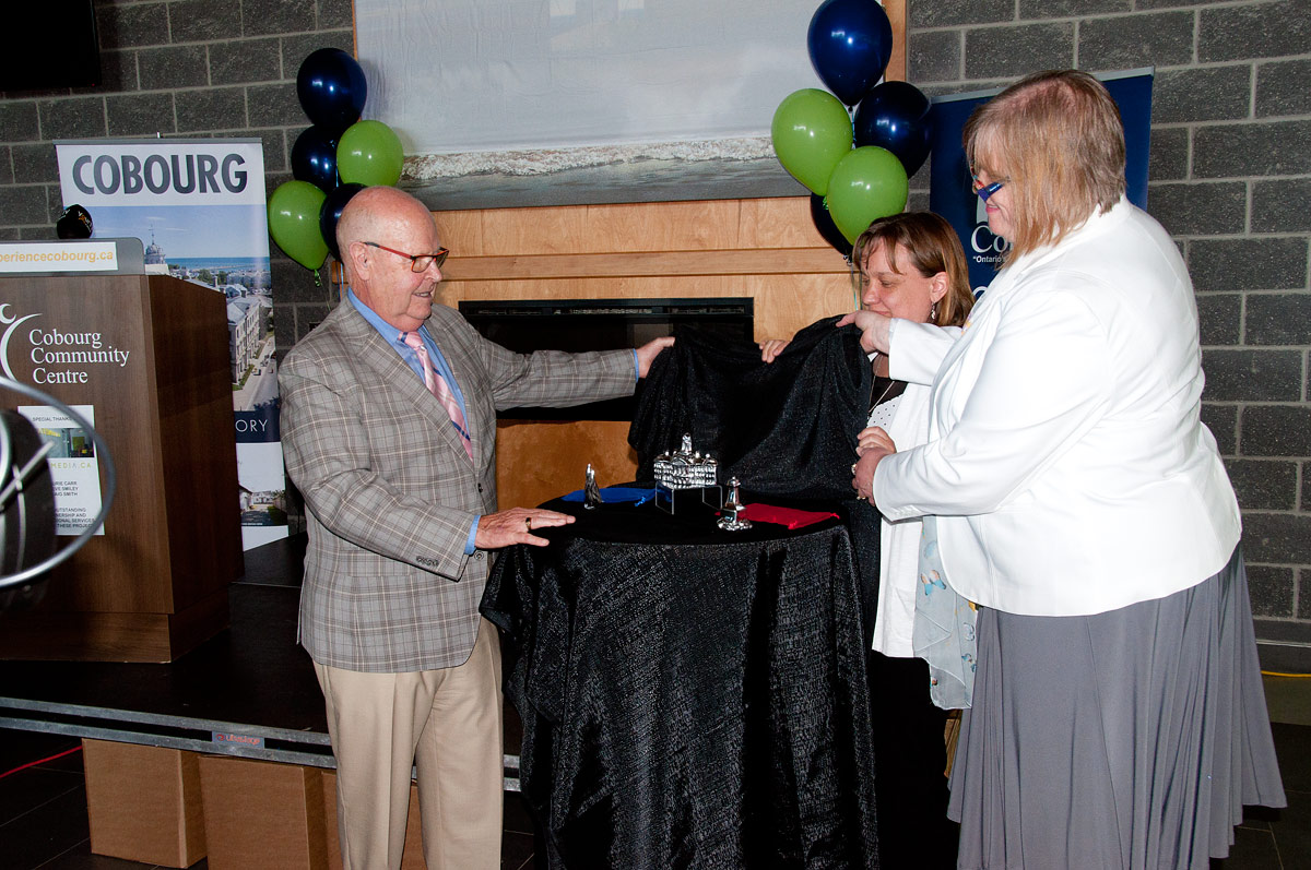 Unveiling the souvenirs - Mayor Gil Brocanier, Beth and Jan Hoselton